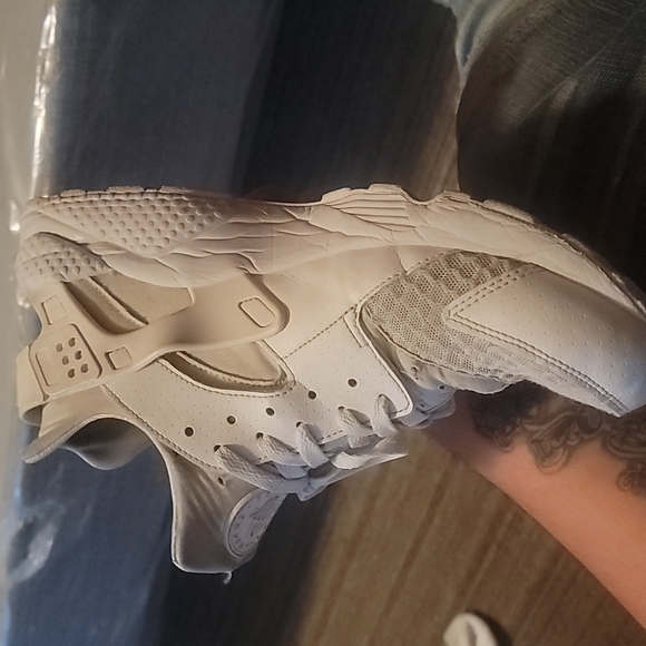 Nike Air Huaraches - Picture 4 of 7